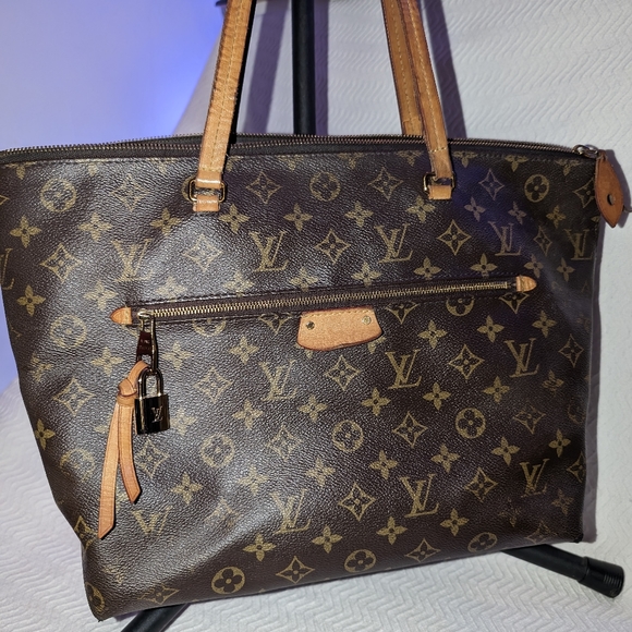 Vintage Louis Vuitton Large Purse - Picture 2 of 9